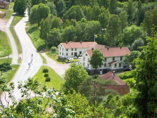 a large house in the middle of a forest at Klevs gästgiveri 25 min från Ullared in Mårdaklev