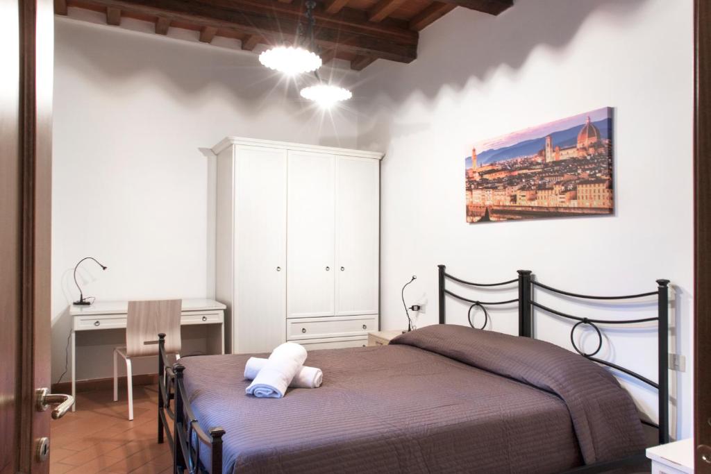 フィレンツェにあるOriuolo Palaceのベッドルーム1室(テディベア付きのベッド1台付)