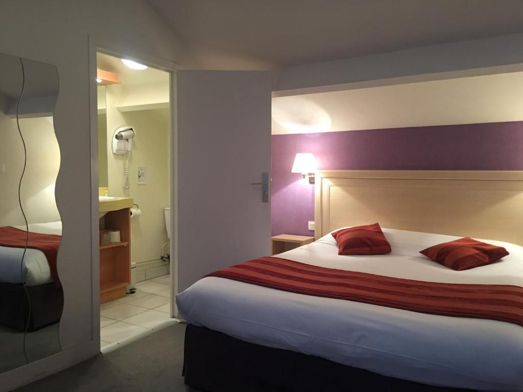 Postel nebo postele na pokoji v ubytování Bagnoles Hotel - Contact Hotel
