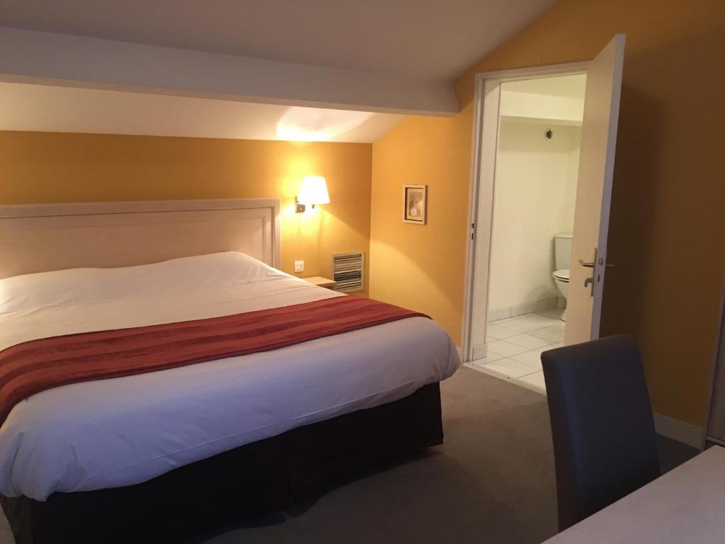 Postel nebo postele na pokoji v ubytování Bagnoles Hotel - Contact Hotel