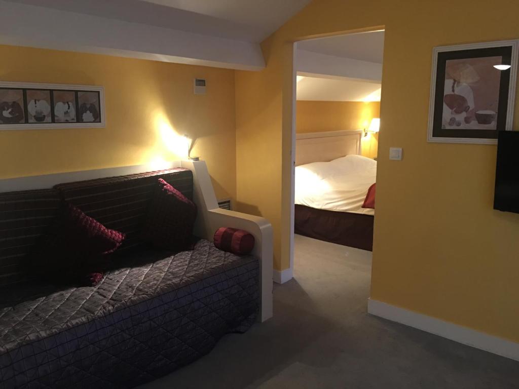 Postel nebo postele na pokoji v ubytování Bagnoles Hotel - Contact Hotel