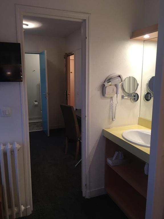 Kuchyň nebo kuchyňský kout v ubytování Bagnoles Hotel - Contact Hotel