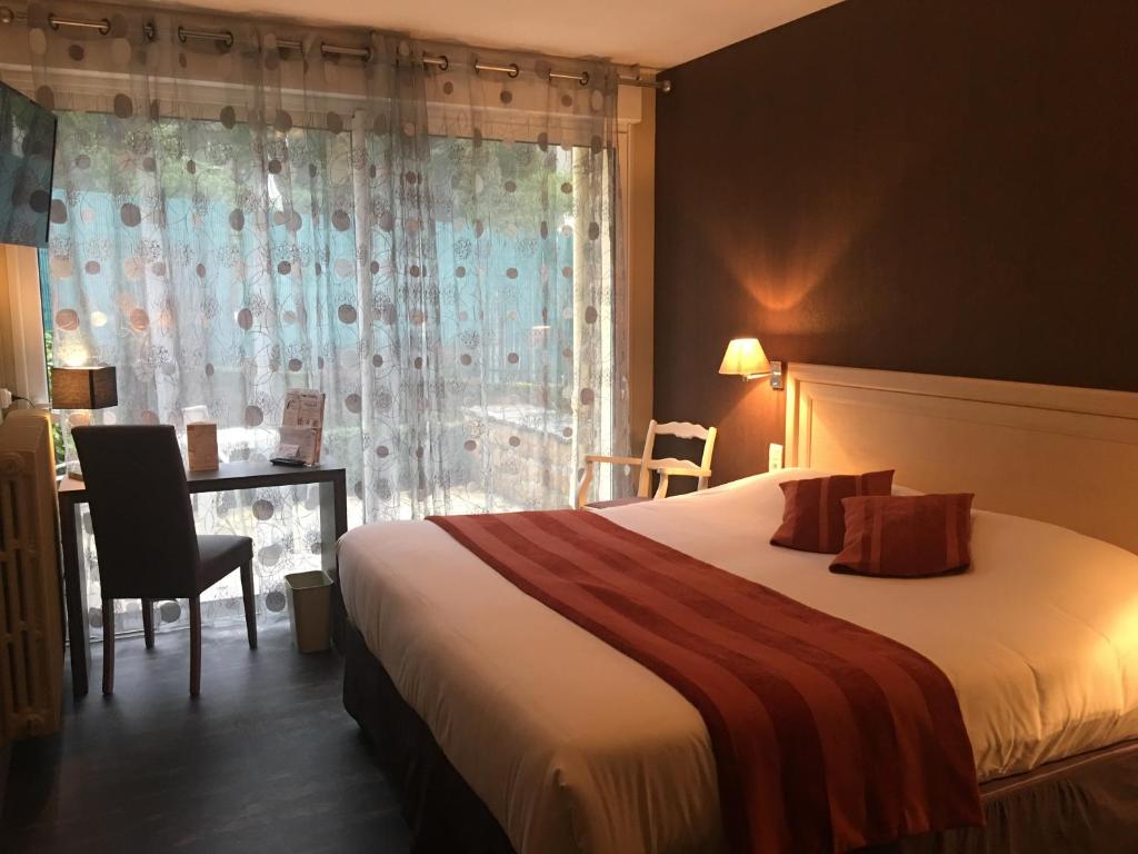 Postel nebo postele na pokoji v ubytování Bagnoles Hotel - Contact Hotel