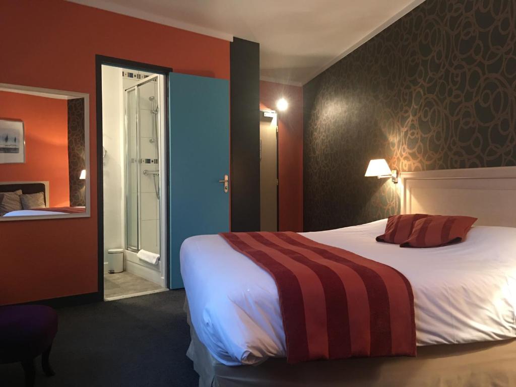 Postel nebo postele na pokoji v ubytování Bagnoles Hotel - Contact Hotel