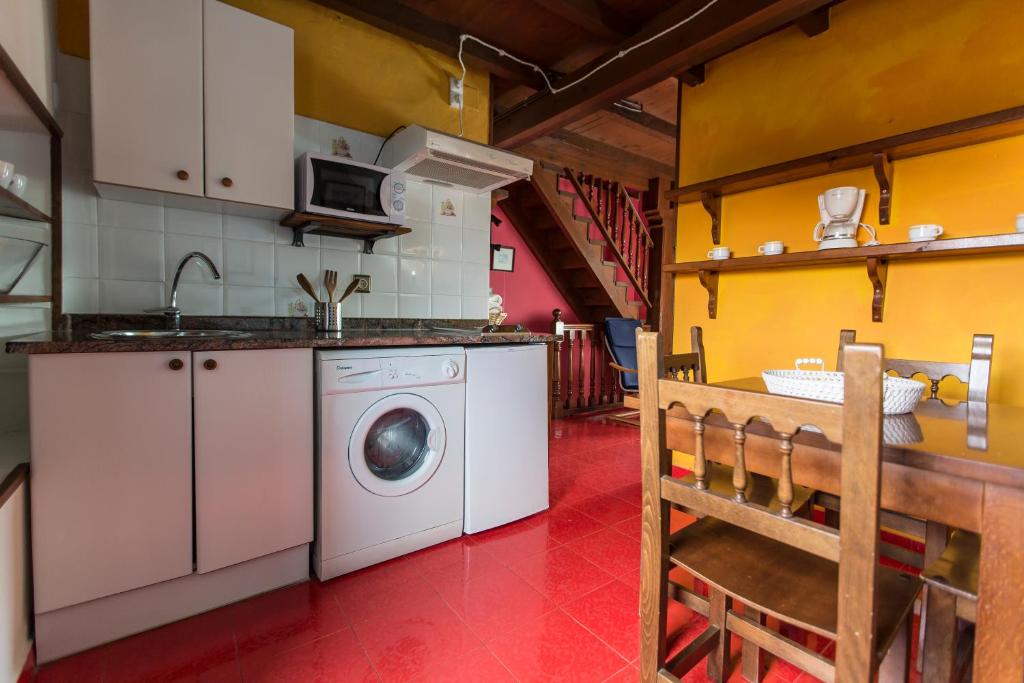 A kitchen or kitchenette at Apartamentos Rurales Playa del Canal