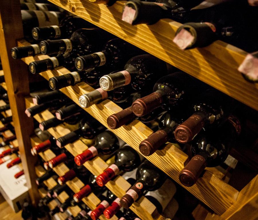un montón de botellas de vino en una bodega en Hotel Bellavista en Abetone