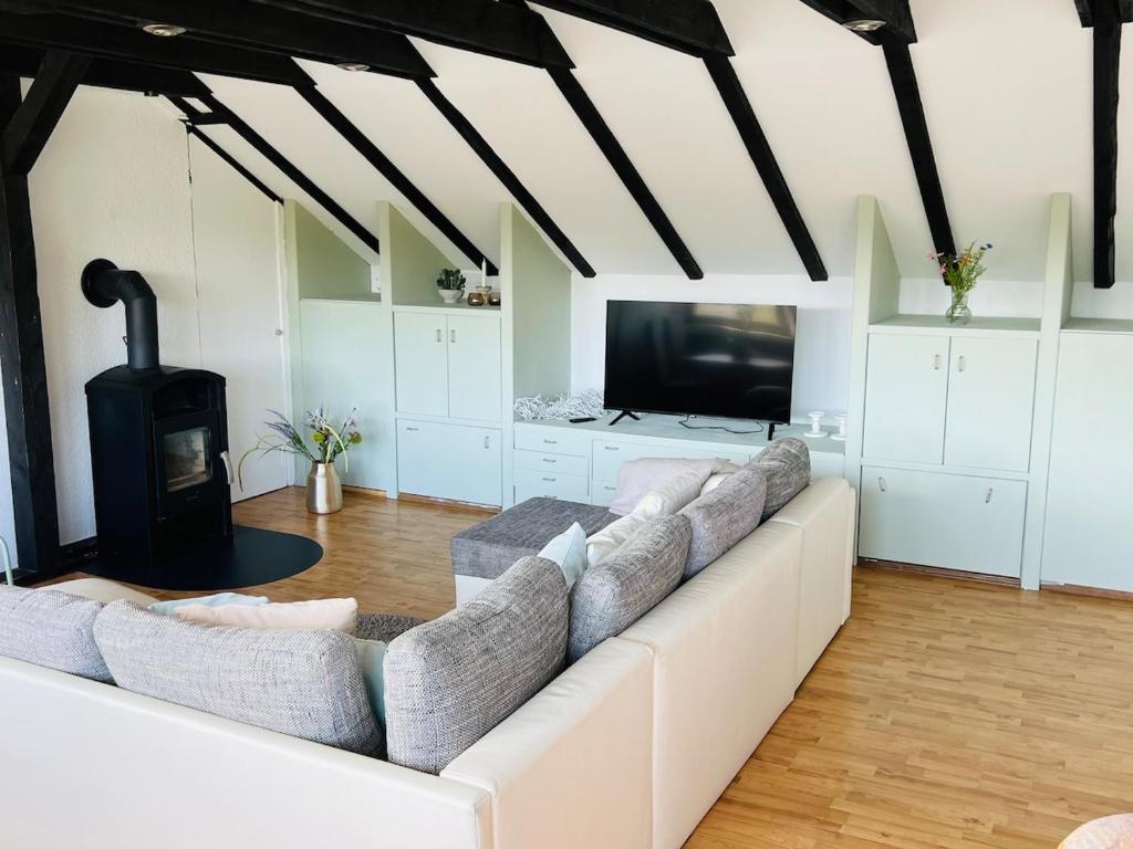 a living room with a white couch and a flat screen tv at Ruhige Wohnung in Meschede in Meschede