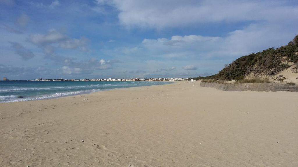 トッレ・ラピッロにあるVilla Rosariaの海を背景に広がる砂浜