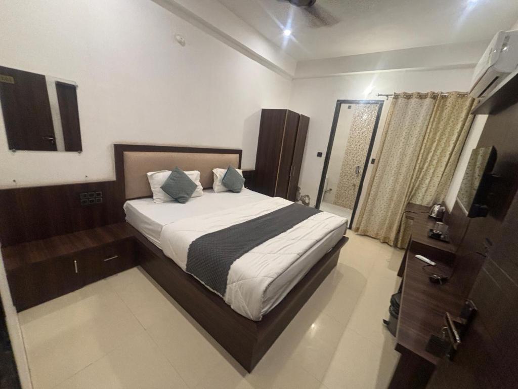 a bedroom with a large bed in a room at Hotel Narayan free Parking & Near Toran Dwar in Khātu