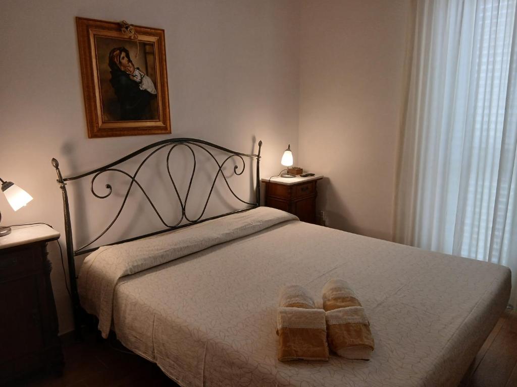 a bedroom with a bed with two towels on it at Casa venere in Pachino