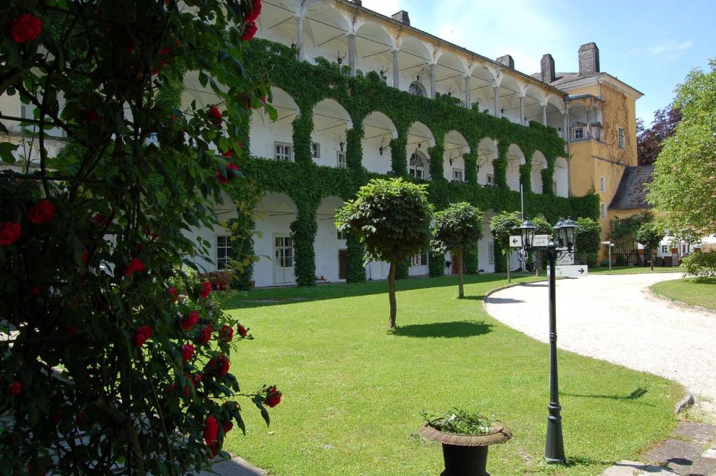 a building with ivy on the side of it at Gästehaus Schloss Aschach in Aschach an der Donau