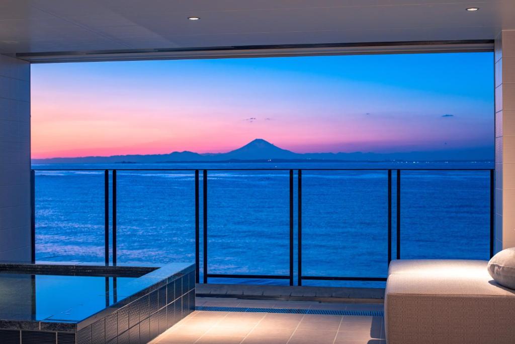 a view of the ocean from a house at さざね in Kyonan