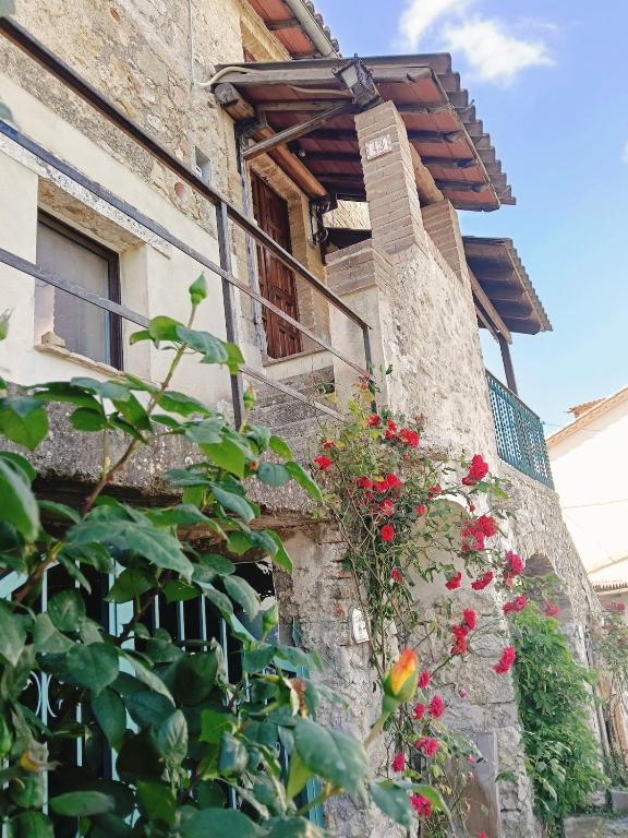 a house with flowers on the side of it at Casa di Ruggi in Tenaglie