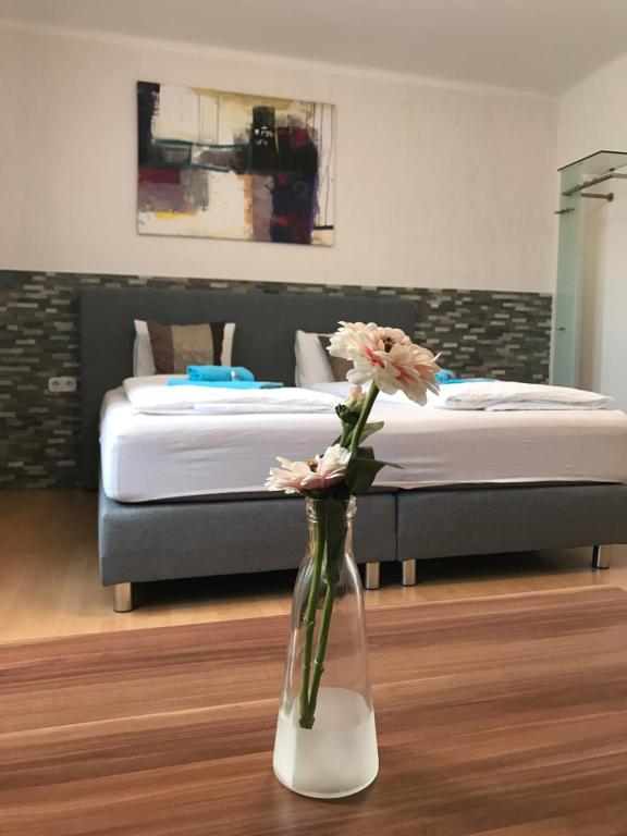 Ένα ή περισσότερα κρεβάτια σε δωμάτιο στο Enns Sleep Gasthaus Backhendlstation