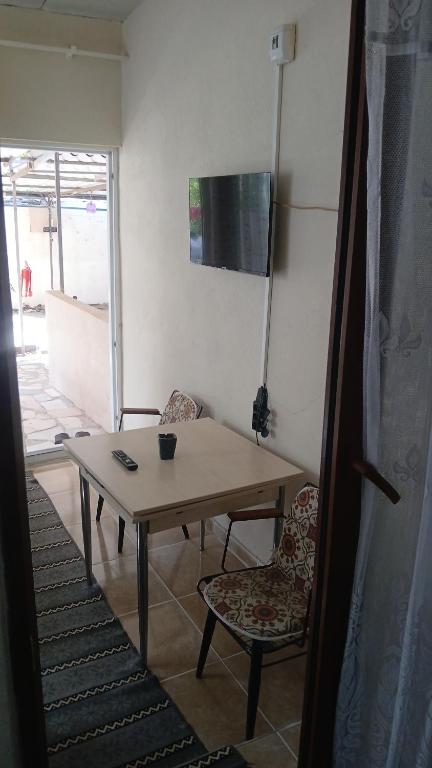 a table and a chair in a room with a table at Erdek Özlem pansiyon in Erdek