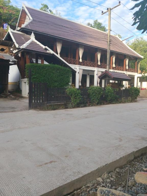 a building with a fence in front of it at Le Charme Pakbeng Villa in Pakbeng