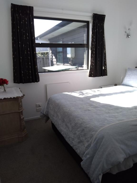 a bedroom with a bed and a window at Tulip Apartment in Cambridge