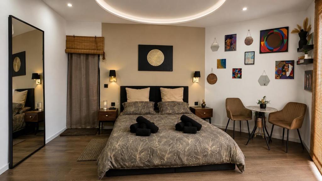 a bedroom with a bed and a table and chairs at D'Arte Suite in Tal-Liedna