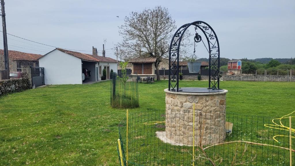 a cage in the middle of a yard at Casa soengas in Monterroso