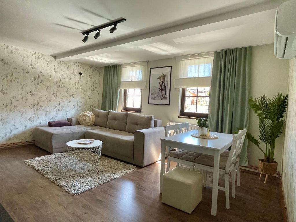a living room with a couch and a table at Stari grad 1 in Valjevo