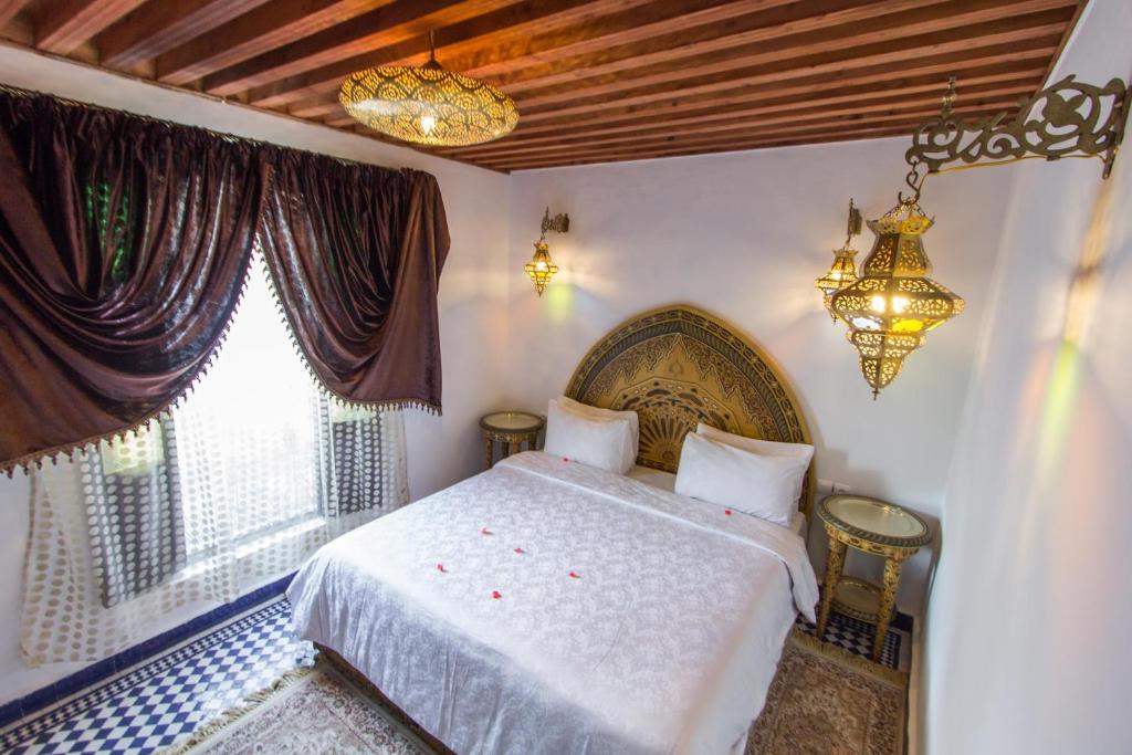 Postel nebo postele na pokoji v ubytování Riad Dar Bab Guissa