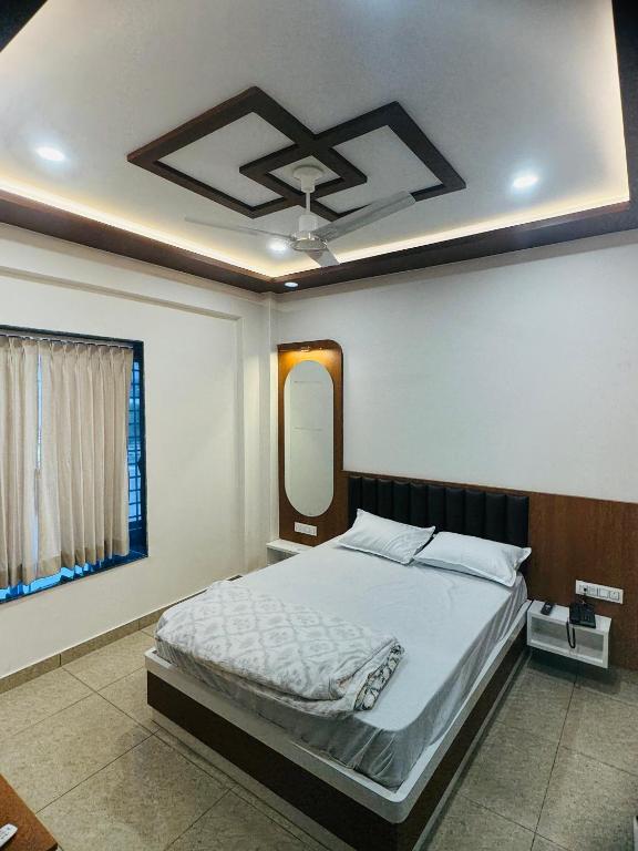 a bedroom with a bed and a mirror on the ceiling at Rudraksh Hotel & Resturant in Lordi