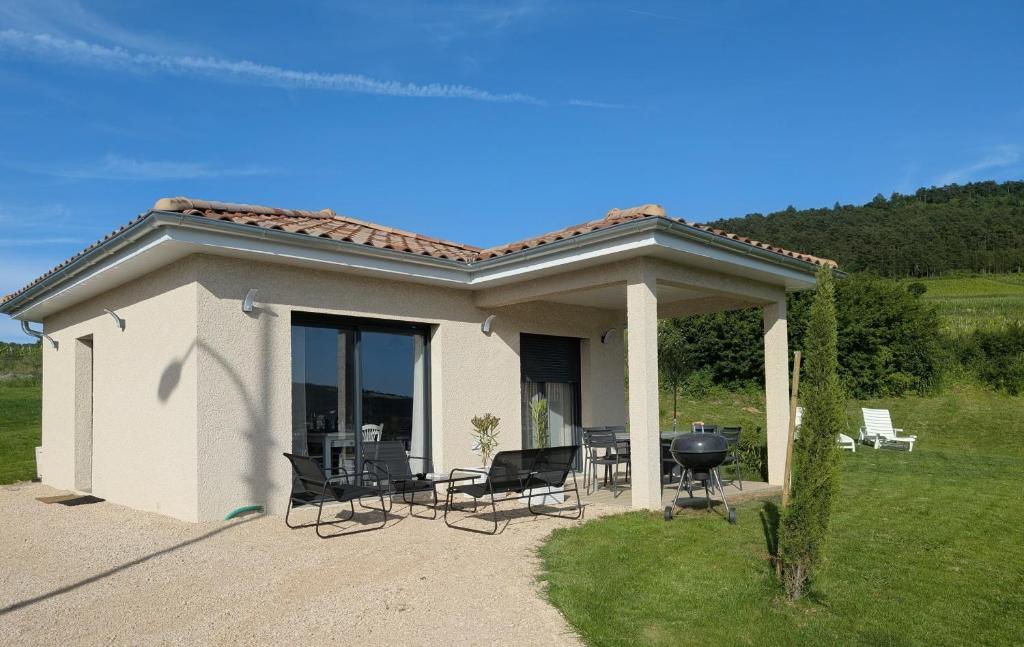 a small house with chairs and a grill at L'échappée Bourguignonne in La Vineuse