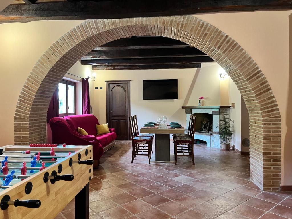 an archway in a living room with a table at Villa Valle Tassignana in Casperia