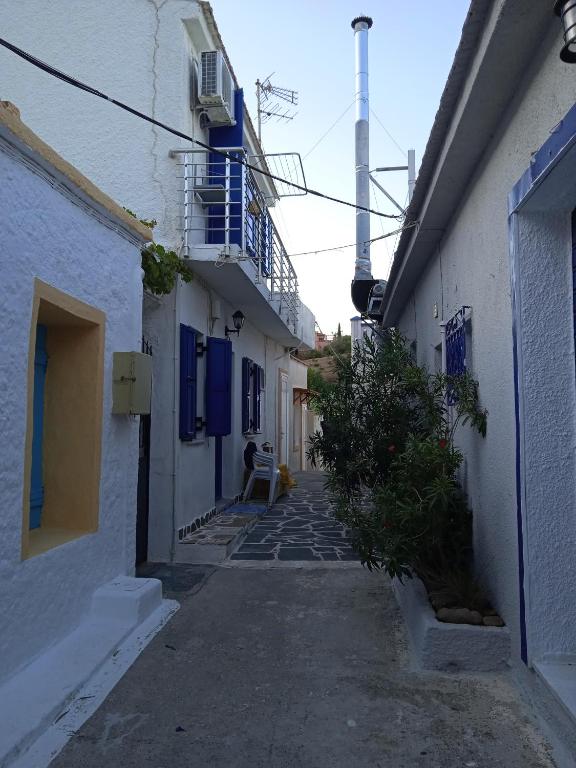 an alley way with white buildings and a plant at Nagos Home in Nagós