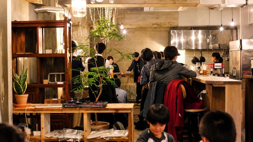 a group of people standing in a kitchen at ArtBar & GuestHouse ennova in Atami