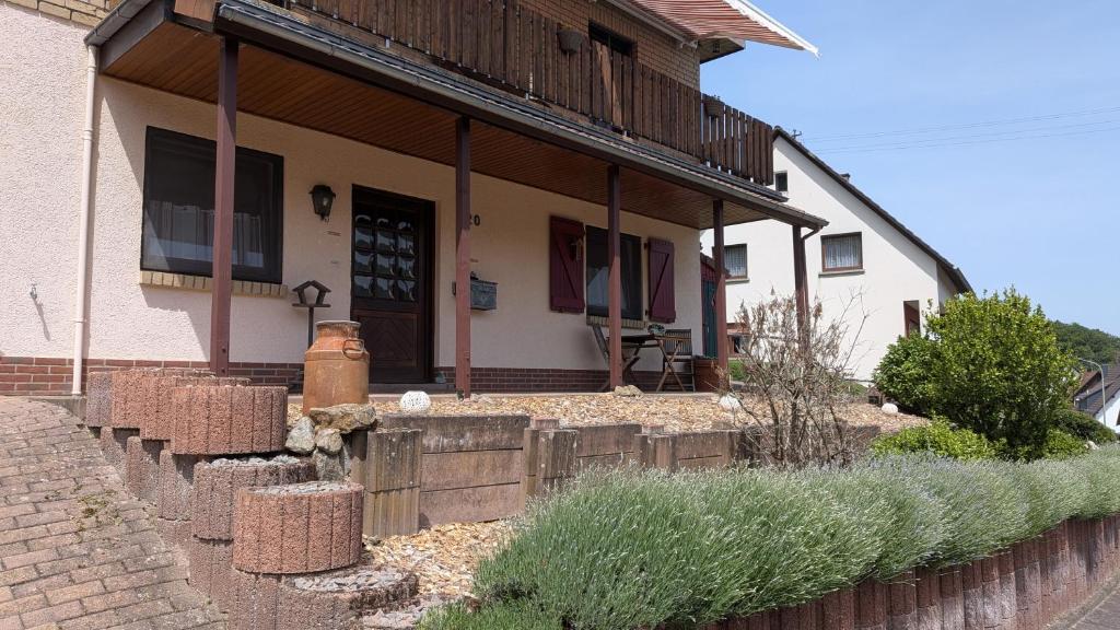 a house with a fence in front of it at Ferienwohnung Ella in Föckelberg