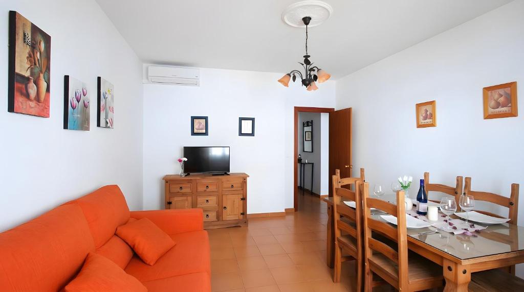Apartamento con Balcon Garaje Aire acondicionado centrico solo fse alquila a Familia y Parejas