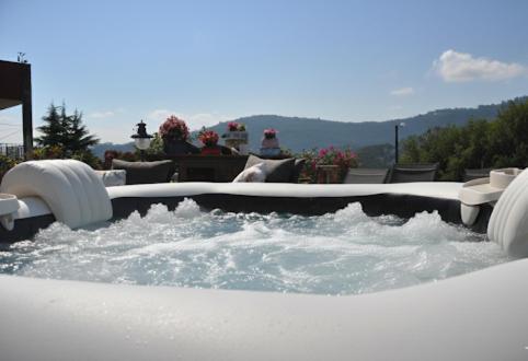 a hot tub with water in the middle at Casa Santamaria a 5min de Noia cerca de la playa in Lousame