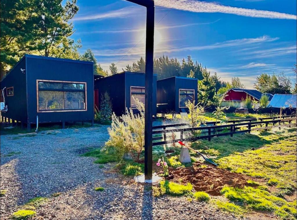 a tiny house in the middle of a yard at Oro y Miel in Callaqui