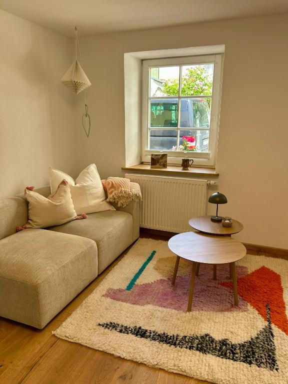 a living room with a couch and a table at Wohlfühlen & Entdecken in der barocken Altstadt in Blieskastel