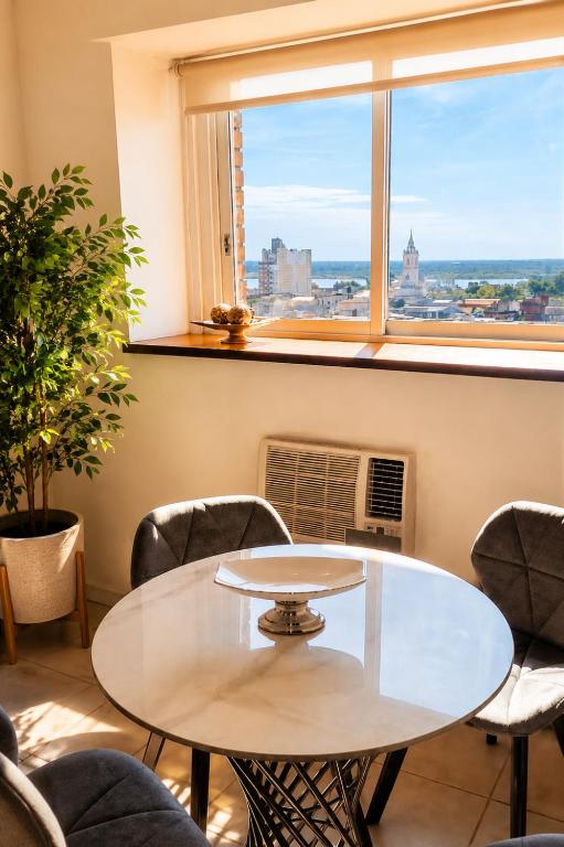 a table and chairs in a room with a window at Despertar Urbano in Corrientes