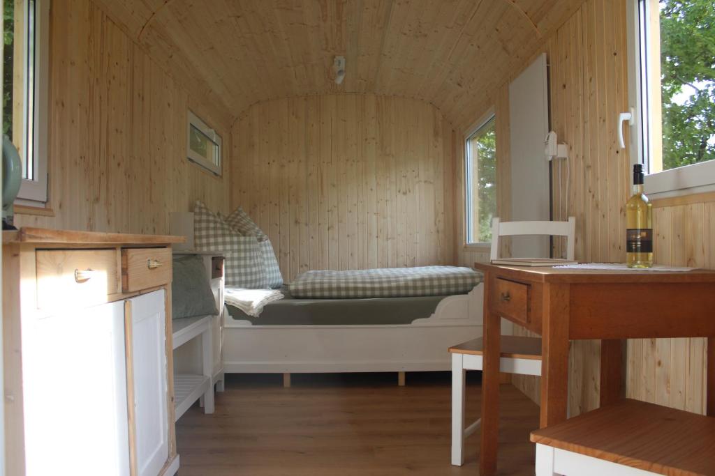 a small room with a bed and a window at FreiLAND-Häusle in Weikersheim