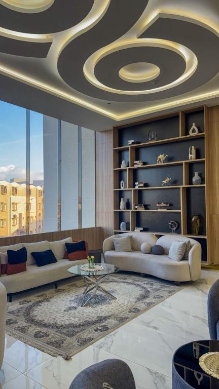 a living room with two couches and a ceiling at سمسمه للشقق المخدومه in Quai