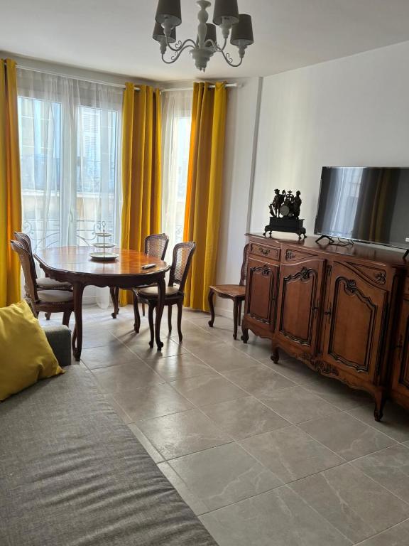 Nice Promenade des Anglais Cosy Beach Apartment parking