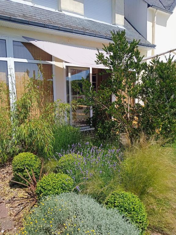 a garden in front of a house with plants at Maison de vacances Ty Kornog in Pont-Aven