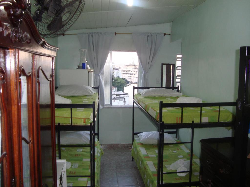 Palanda nebo palandy na pokoji v ubytování Quarto Masculino Compartilhado em Santa Teresa