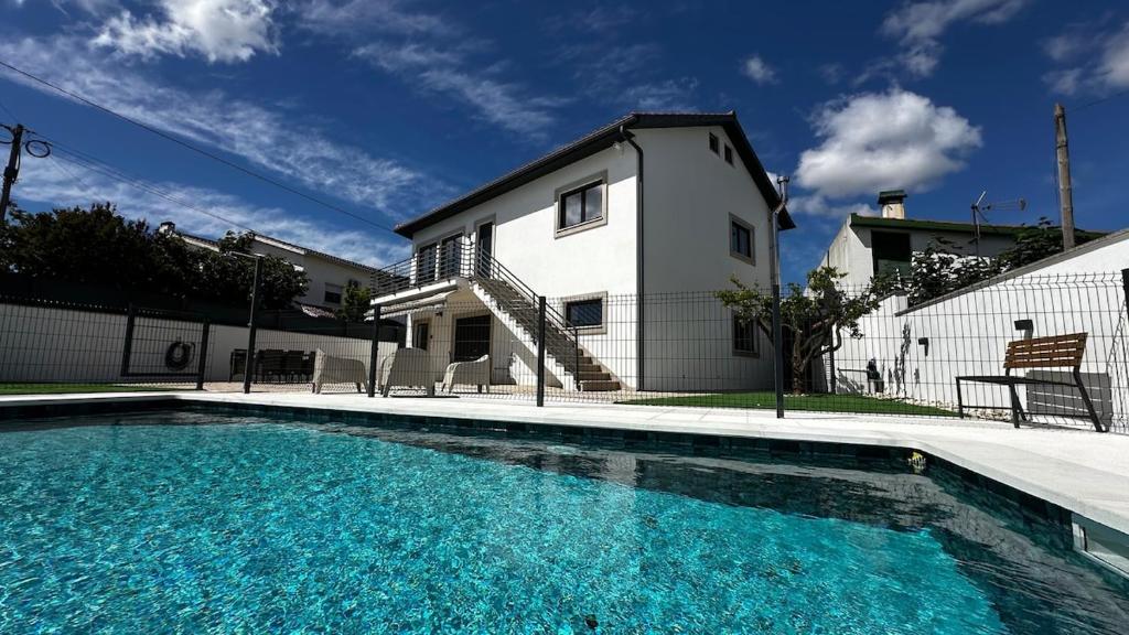 a large swimming pool in front of a house at Casa das Flores in Batalha