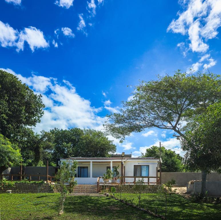 a house in the middle of a yard at OasisBhmz in Ponta do Ouro