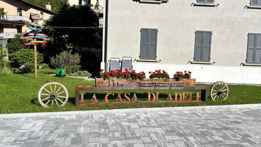 a sign for a garden with red flowers in a box at La Casa di Adele in Tirano