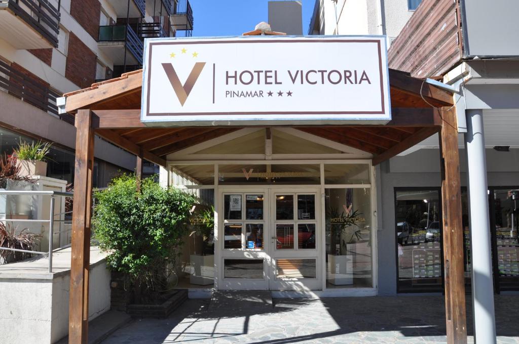 una señal para un hotel victoria delante de un edificio en Hotel Victoria, en Pinamar