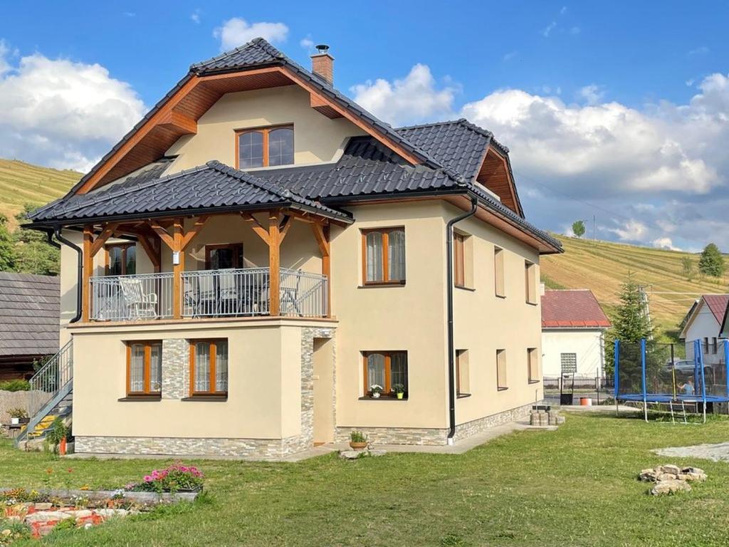 a large house with a gambrel roof at Chalupa pod Tatrami in Liptovská Teplička