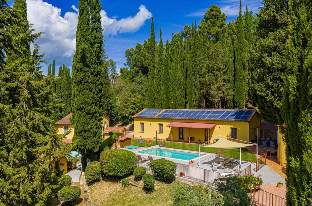 an aerial view of a house with a swimming pool at Casa Febea in Chiusi