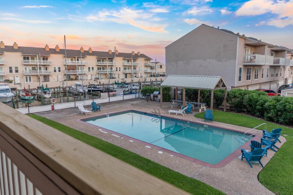 an image of a swimming pool at a apartment complex at Mariners Village Tranquil Condo in Seabrook