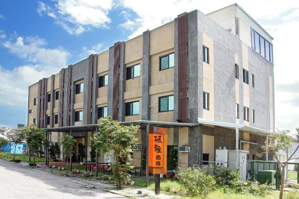 een gebouw met een oranje bord ervoor bij Fuga Hotel in Taitung