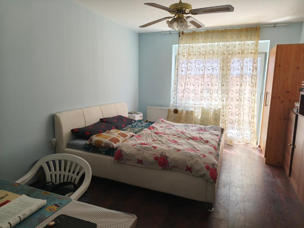 a bedroom with a bed and a ceiling fan at doudou homestay in Veternik